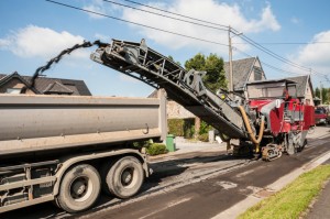 Asphalt road milling machine